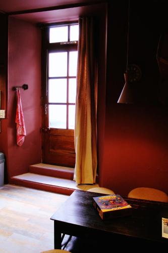 uma sala de estar com uma mesa e uma janela em Eau Berges - Chez Mamie em Vicdessos
