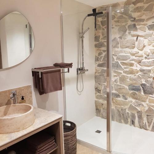 une salle de bain avec douche et lavabo dans l'établissement Les Tuileries de Lencieux, à Gigondas