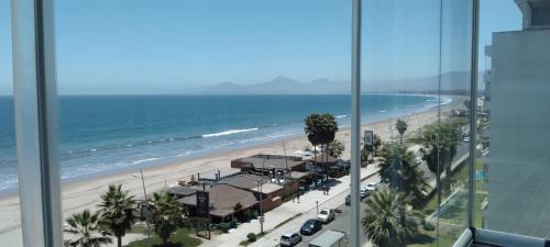 vistas a la playa y al océano desde un edificio en Departamento Avenida Del Mar, en La Serena