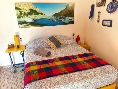 um quarto com uma cama e um quadro na parede em Casa Moka em Peñita de Jaltemba