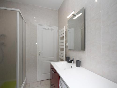 ein Badezimmer mit einem weißen Waschbecken und einem Spiegel in der Unterkunft Mont-Dore : Beau T2 avec WIFI en centre, proche Thermes - FR-1-608-163 in Le Mont-Dore