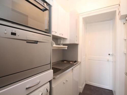 Kuchyň nebo kuchyňský kout v ubytování Studio rénové avec balcon et Wi-Fi, Mont-Dore - FR-1-608-171