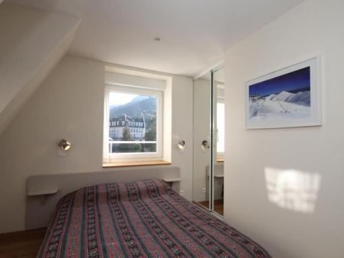 une chambre avec un grand lit avec une fenêtre dans l'établissement Mont-Dore - T3 Centre, 2 Chambres, Equipé, 5 Pers - FR-1-608-180, à Le Mont-Dore