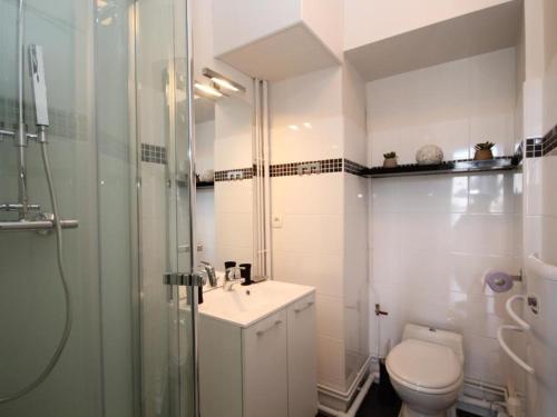 Koupelna v ubytování Studio rénové avec balcon et Wi-Fi, Mont-Dore - FR-1-608-171