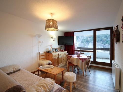 un salon avec une table et une salle à manger dans l'établissement Mont-Dore: Beau T3 avec terrasse, garage et wifi - FR-1-608-178, à Le Mont-Dore