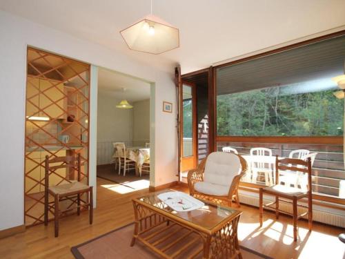 un salon avec une table et des chaises dans l'établissement Beau duplex 3 pièces avec balcon, parking, à 150m du centre du Mont-Dore et 400m des Thermes - FR-1-608-187, à Le Mont-Dore