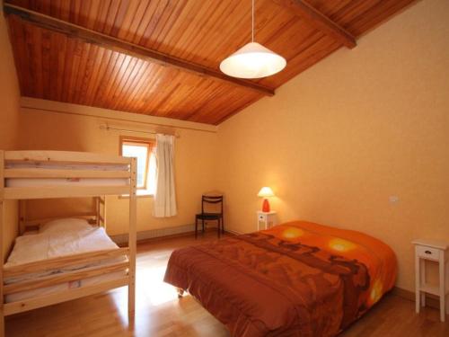 - une chambre avec deux lits superposés et un plafond en bois dans l'établissement Beau duplex 3 pièces avec balcon, parking, à 150m du centre du Mont-Dore et 400m des Thermes - FR-1-608-187, à Le Mont-Dore