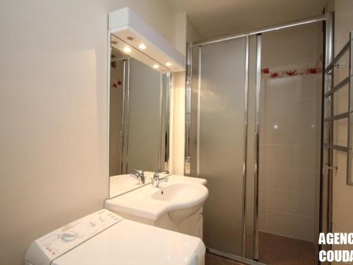 une salle de bain avec toilettes, lavabo et douche dans l'établissement Charmant T2 avec Balcon et Parking à 220m du Centre du Mont-Dore - FR-1-608-189, à Le Mont-Dore