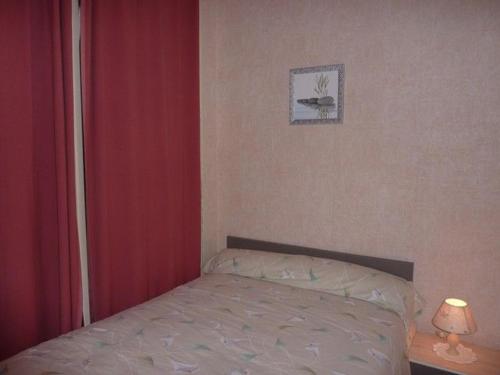 Postel nebo postele na pokoji v ubytování Charmant T1 au Mont-Dore pour 4 pers., centre-ville - FR-1-608-184