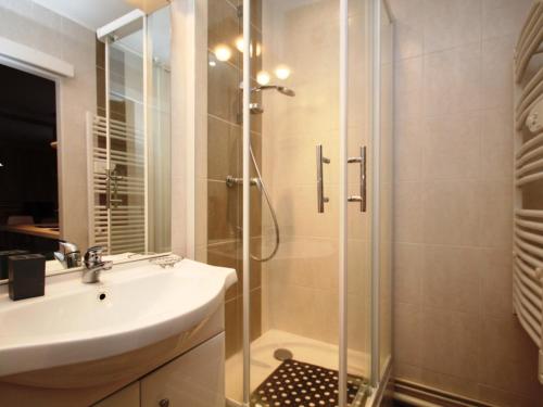 Koupelna v ubytování Charmant T1 au Mont-Dore pour 4 pers., centre-ville - FR-1-608-184