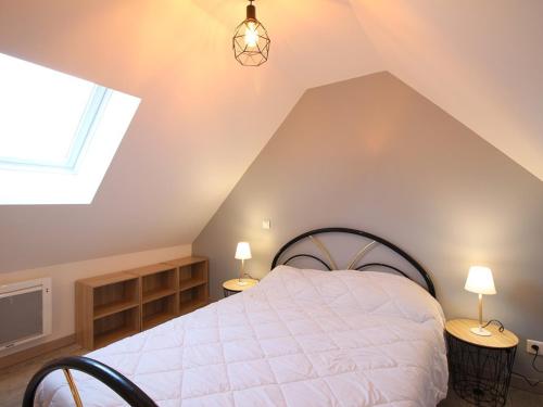 Schlafzimmer im Dachgeschoss mit einem Bett und 2 Lampen in der Unterkunft Maison récente 70m² | 8 pers | 3 chambres | Terrasse | Parking | La Bourboule - FR-1-608-203 in La Bourboule