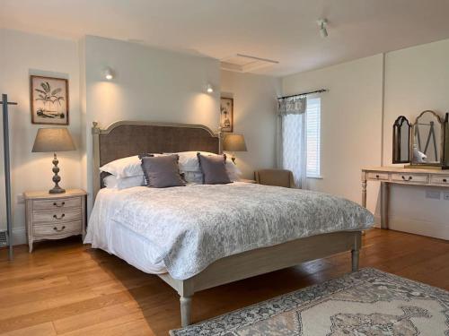 LincolnshireにあるGrange Farmのベッドルーム1室(大型ベッド1台、壁掛けクロス付)