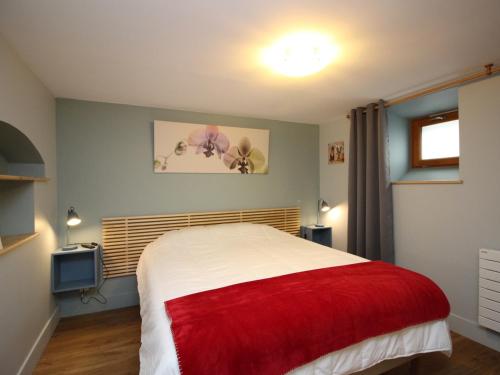 une chambre avec un lit avec une couverture rouge dans l'établissement Le Mont-Dore : Appartement 3 pièces avec terrasse et WIFI à 300m des Thermes - FR-1-608-204, à Le Mont-Dore