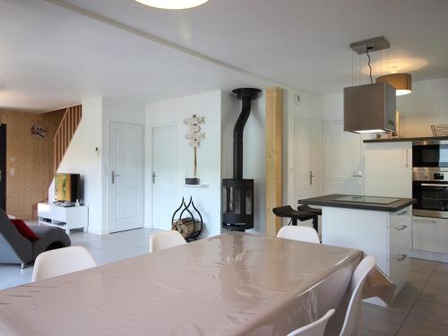 une cuisine et un salon avec une table et des chaises dans l'établissement Chalet moderne 92m² avec garage, bornes de recharge, Wi-Fi, proche du centre - FR-1-608-206, à Le Mont-Dore