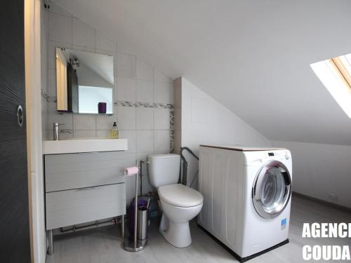 La salle de bains est pourvue de toilettes et d'un lave-linge. dans l'établissement Appartement T3 au Mont-Dore, hyper centre, proche thermes, bien équipé, max 4 pers, petit chien ok. - FR-1-608-227, à Le Mont-Dore