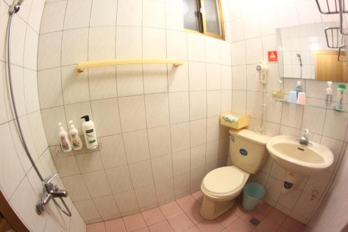 a bathroom with a toilet and a sink at 九份 珂菲私旅-知雨樓 附心意早餐 Jiufen Cafe Sleep B&B-Rain House 日夜間導覽 合法民宿 in Jiufen