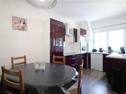 une cuisine et une salle à manger avec une table et des chaises dans l'établissement Superbe T2 au centre du Mont-Dore avec wifi, proche Thermes et navette ski - FR-1-608-216, à Le Mont-Dore