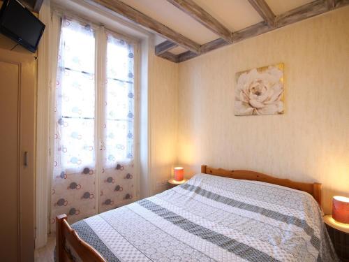 une chambre avec un lit et une fenêtre dans l'établissement Charmant T2 en hyper centre, proche Thermes, tout équipé avec balcon - FR-1-608-208, à Le Mont-Dore