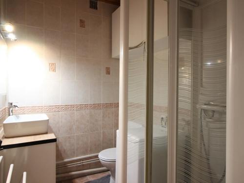 une salle de bain avec une douche, des toilettes et un lavabo dans l'établissement Charmant T2 en hyper centre, proche Thermes, tout équipé avec balcon - FR-1-608-208, à Le Mont-Dore