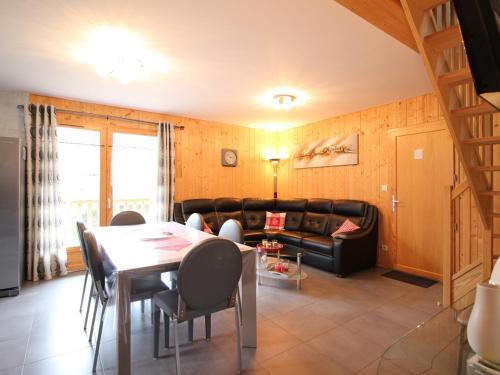 un salon avec une table et un canapé dans l'établissement Beau chalet 4 chambres, terrasse, garage, WiFi au Mont-Dore - FR-1-608-223, à Le Mont-Dore
