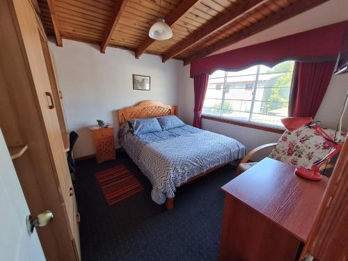 - une petite chambre avec un lit et une fenêtre dans l'établissement Hospedaje JUALIC, à Valdivia