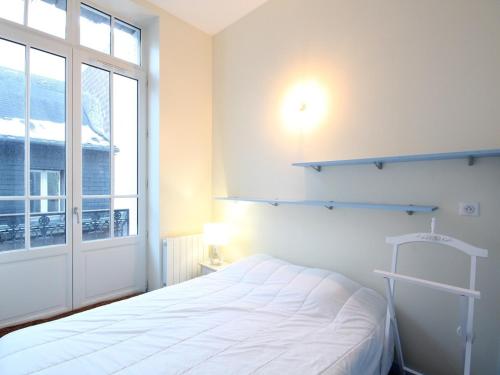 une chambre blanche avec un lit et une fenêtre dans l'établissement T2 Charmant avec WIFI en Centre Ville - 5 pers, Proche Thermes - FR-1-608-225, à Le Mont-Dore