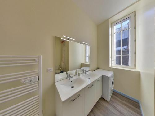 une salle de bain blanche avec un lavabo et une fenêtre dans l'établissement T2 Charmant avec WIFI en Centre Ville - 5 pers, Proche Thermes - FR-1-608-225, à Le Mont-Dore