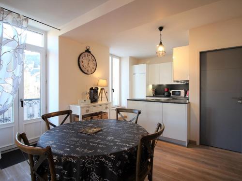 une cuisine et une salle à manger avec une table et des chaises dans l'établissement Appartement T3 de Standing avec Balcon et Parking au Centre de La Bourboule - FR-1-608-226, à La Bourboule
