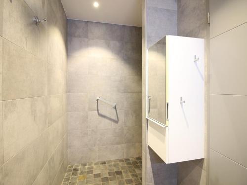 La salle de bains est pourvue d'une douche à l'italienne et de toilettes. dans l'établissement Appartement T3 de Standing avec Balcon et Parking au Centre de La Bourboule - FR-1-608-226, à La Bourboule