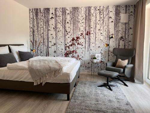 um quarto com uma cama e uma cadeira em SOFI-LIVING-APARTMENTS em Hanôver