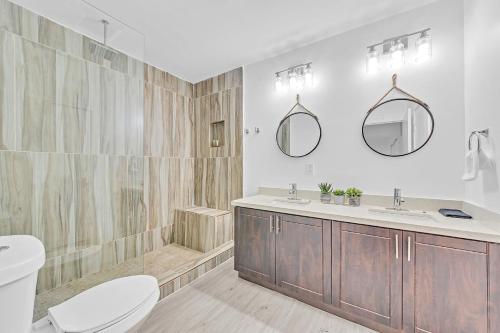 Ένα μπάνιο στο Fun Adventure Luxy Retreat Home! Heated Pool!