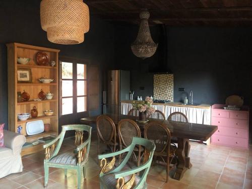 cocina con mesa y sillas en una habitación en Casa rural en el campo LAS DALIAS, en Tordera