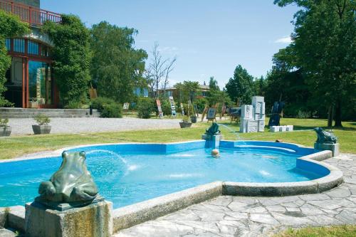un charco de agua con una estatua en el medio en Albergo Villa & Roma, en Palazzolo sullʼOglio