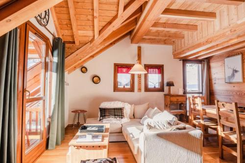 un salon avec un canapé et une table dans l'établissement Les Loups Blancs, duplex rénové en 2022, pied des pistes, à Montgenèvre