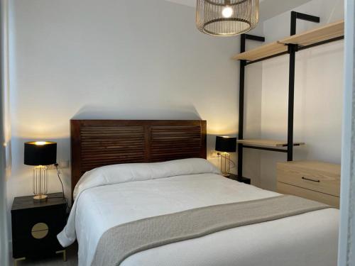 - une chambre avec un grand lit et deux lampes dans l'établissement Piso en Fuengirola Castillo Sohail, à Fuengirola