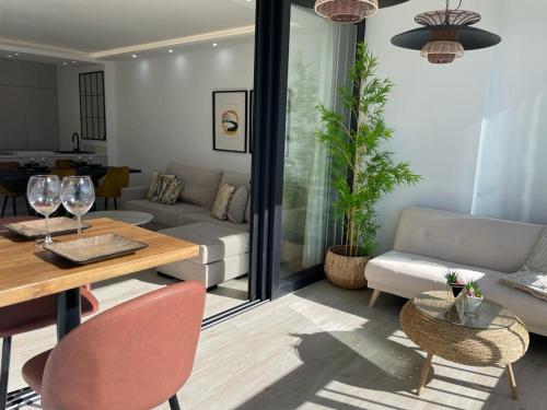 a living room with a couch and a table at Piso en Fuengirola Castillo Sohail in Fuengirola