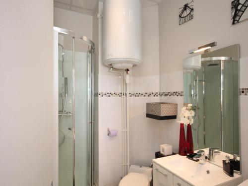 une salle de bain avec une douche, des toilettes et un lavabo dans l'établissement Studio rénové avec balcon, tout confort et Wi-Fi au centre de Mont-Dore - FR-1-608-105, à Le Mont-Dore