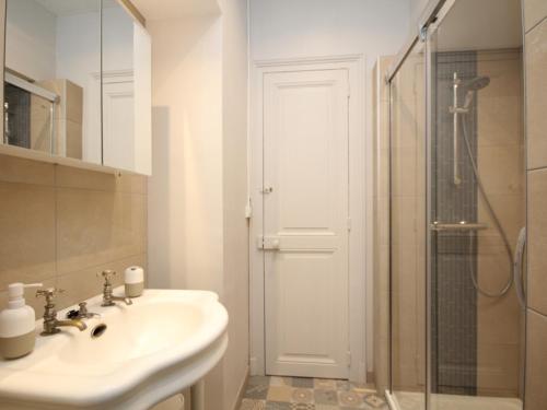 une salle de bain avec un lavabo et une douche dans l'établissement Appartement lumineux T2 avec kitchenette équipée, lave-linge et ascenseur - FR-1-608-108, à Le Mont-Dore