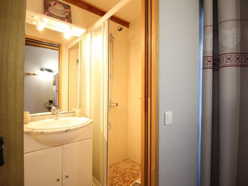 une salle de bain avec un lavabo et une douche dans l'établissement T3 à La Bourboule, terrasse, wifi, proche centre et thermes - FR-1-608-128, à La Bourboule