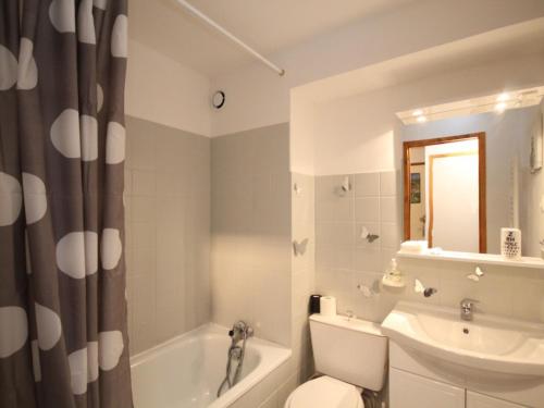 une salle de bain avec une baignoire, des toilettes et un lavabo dans l'établissement Charmant T2 avec balcon, parking, WiFi, proche centre, Thermes et navette ski - FR-1-608-125, à Le Mont-Dore