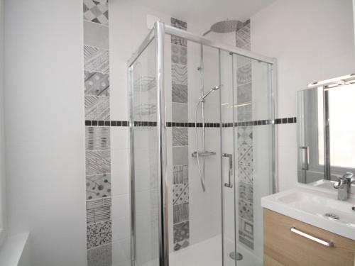 une salle de bain avec une douche en verre et un lavabo dans l'établissement Studio Idéal au Mont-Dore: Hyper Centre, Garage Privé, Pour 3 Personnes - FR-1-608-145, à Le Mont-Dore