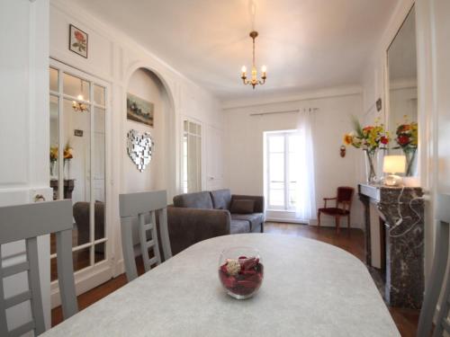 un salon avec une table avec un bol dessus dans l'établissement Mont-Dore : Beau T2 Hyper Centre avec Wifi - FR-1-608-126, à Le Mont-Dore