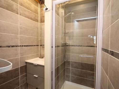 une salle de bain avec une douche avec des toilettes et un lavabo dans l'établissement Mont-Dore : Beau T2 Hyper Centre avec Wifi - FR-1-608-126, à Le Mont-Dore