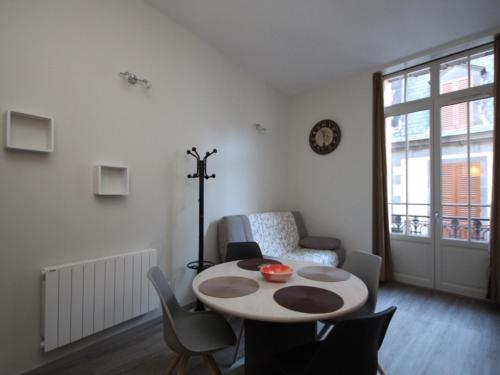 un salon avec une table et des chaises dans l'établissement Charmant T2 avec WIFI en centre, proche thermes, tout équipé pour 4 pers., au Mont-Dore - FR-1-608-153, à Le Mont-Dore