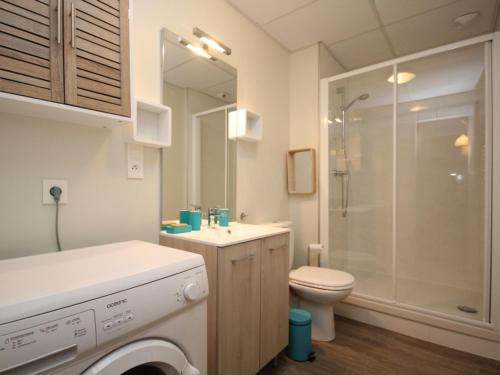 une salle de bain avec machine à laver et toilettes dans l'établissement Charmant T2 avec WIFI en centre, proche thermes, tout équipé pour 4 pers., au Mont-Dore - FR-1-608-153, à Le Mont-Dore