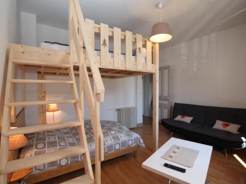 Cette chambre dispose de lits superposés et d'un canapé. dans l'établissement Charmant T1 Mont-Dore, 400m des Thermes, équipé pour 4 pers. - FR-1-608-132, à Le Mont-Dore