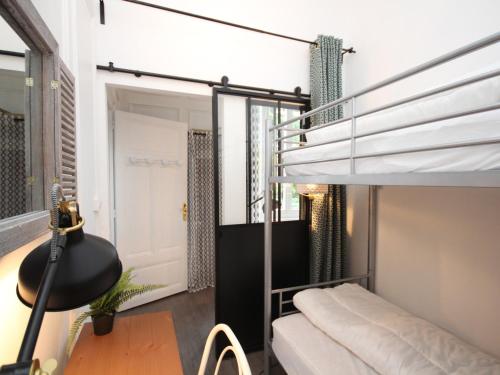 - une chambre avec une mezzanine et un bureau dans l'établissement Charmant T3 au Mont-Dore avec Balcon, à 100m du Centre et des Thermes - FR-1-608-155, à Le Mont-Dore