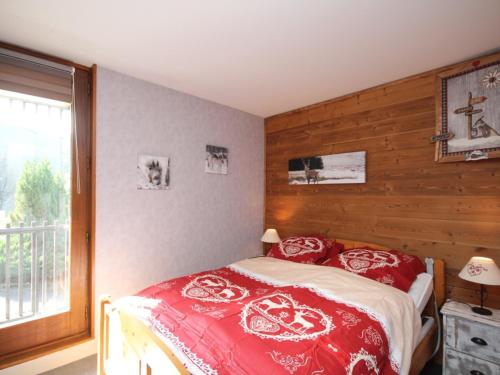 - une chambre avec un lit doté de draps rouges et blancs et une fenêtre dans l'établissement Appartement 2 pièces avec balcon au Mont-Dore, proche centre, parking, pour 4 personnes - FR-1-608-135, à Le Mont-Dore