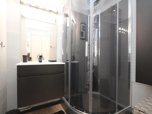 une salle de bain avec douche et lavabo dans l'établissement Appartement 2 pièces avec balcon au Mont-Dore, proche centre, parking, pour 4 personnes - FR-1-608-135, à Le Mont-Dore