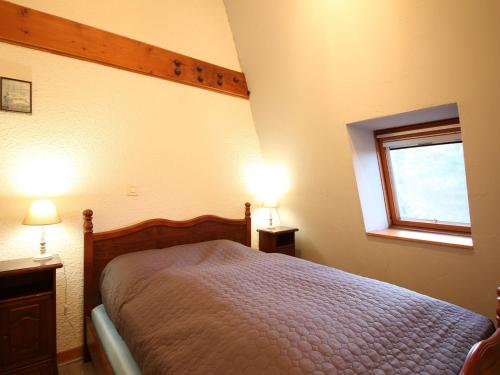 - une chambre avec un lit, une fenêtre et 2 lampes dans l'établissement Mont-Dore T2 Duplex, Balcon, 6 Pers, Équipé - FR-1-608-156, à Le Mont-Dore
